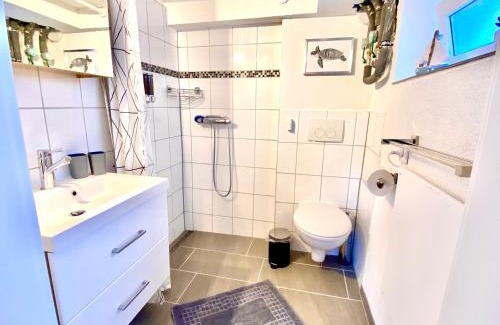 Denkte Apartamento | Modernes Zimmer mit Küchenzeile und Bad