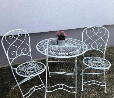 Denkte Apartamento | Modernes Zimmer mit Küchenzeile und Bad