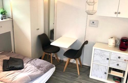 Denkte Apartamento | Modernes Zimmer mit Küchenzeile und Bad