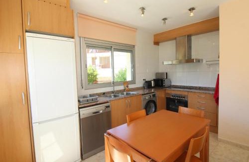 Llanca Apartamento | Moderno apartamento con piscina, jardín, cerca de la playa, ciudad y rutas de senderismo - ES-228-74
