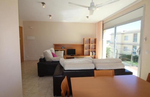 Llanca Apartamento | Moderno apartamento con piscina, jardín, cerca de la playa, ciudad y rutas de senderismo - ES-228-74