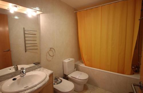 Llanca Apartamento | Moderno apartamento con piscina, jardín, cerca de la playa, ciudad y rutas de senderismo - ES-228-74