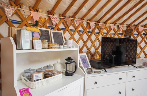 Attleborough Alquiler De RV | MOET Luxury Heated Yurt with Private Hot Tub