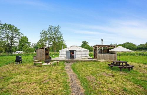 Attleborough Alquiler De RV | MOET Luxury Heated Yurt with Private Hot Tub