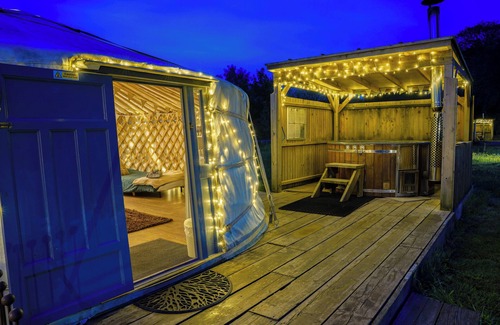 Attleborough Alquiler De RV | MOET Luxury Heated Yurt with Private Hot Tub