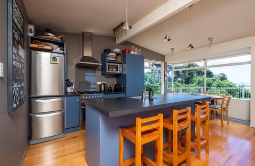 Mangawhai Heads Casa | Casa de campo de tres habitaciones en un entorno aislado con impresionantes vistas al estuario y al océano.