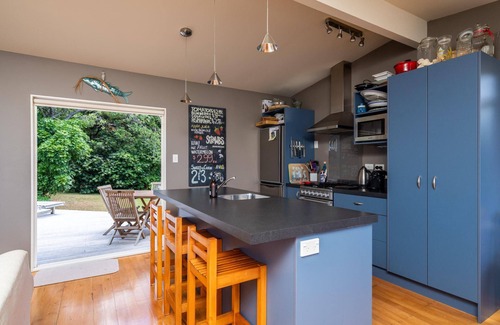 Mangawhai Heads Casa | Casa de campo de tres habitaciones en un entorno aislado con impresionantes vistas al estuario y al océano.