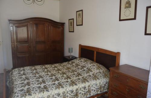 Queluz Otro | Monte Abraão- Quarto com banho compartilhado sem serviços