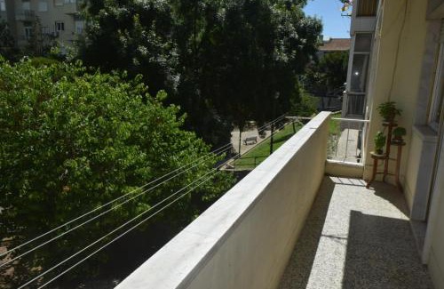 Queluz Otro | Monte Abraão- Quarto com banho compartilhado sem serviços