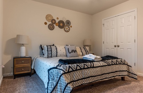 Lincolnton Casa | Monthly Boho-unit | Sleeps 6 | King Bed | Easy Parking, NO stairs