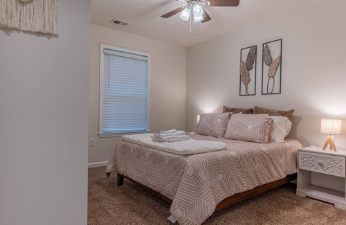 Lincolnton Casa | Monthly Boho-unit | Sleeps 6 | King Bed | Easy Parking, NO stairs