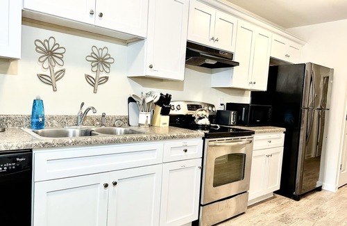 Lincolnton Casa | Monthly Boho-unit | Sleeps 6 | King Bed | Easy Parking, NO stairs