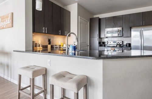 Des Peres Apartamento | Monthly Stays Luxe Des Peres Suite with Complimentary Starbucks Onsite!