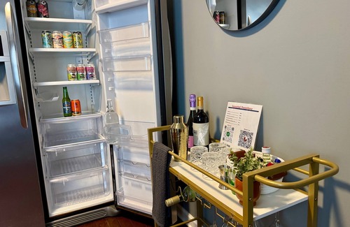 East Memphis Apartamento | Moody Blues Studio Perfect for Work or Romance