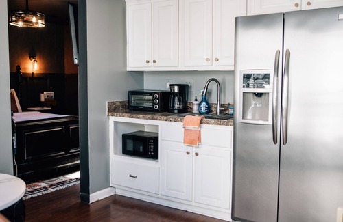 East Memphis Apartamento | Moody Blues Studio Perfect for Work or Romance