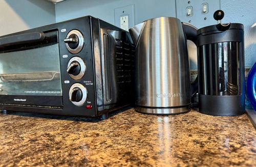 East Memphis Apartamento | Moody Blues Studio Perfect for Work or Romance