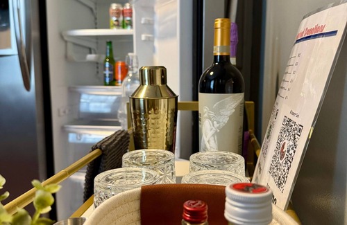 East Memphis Apartamento | Moody Blues Studio Perfect for Work or Romance