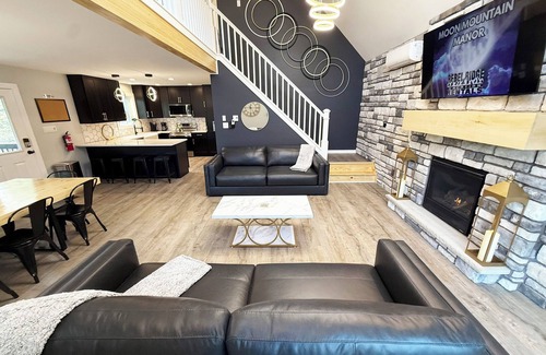 Albrightsville Chalet De Esquí | Moon Mountain Manor - New 6 BR Chalet With Hot Tub & Karaoke Lounge - Sleeps 16