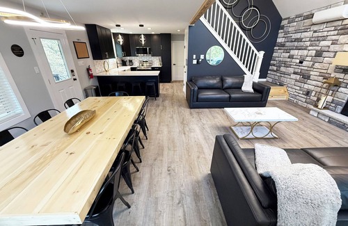 Albrightsville Chalet De Esquí | Moon Mountain Manor - New 6 BR Chalet With Hot Tub & Karaoke Lounge - Sleeps 16