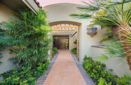 La Quinta Cabaña | Moonshine by Avantstay Modern & Stylish Estate w/ Bar, Fire Pit & Hot Tub 5 bd