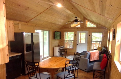 Nelsonville Cabina | Moose Tracks Cabin with Hot Tub on screened in porch!