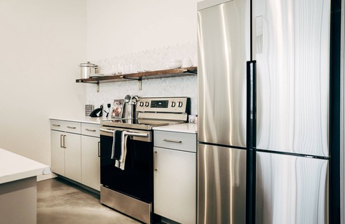 Dawson Apartamento | Most Chic 1BR King Suite in Dazzling SoCo New Construction w/ Trendy Coffee Shop