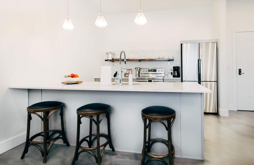 Dawson Apartamento | Most Chic 1BR King Suite in Dazzling SoCo New Construction w/ Trendy Coffee Shop