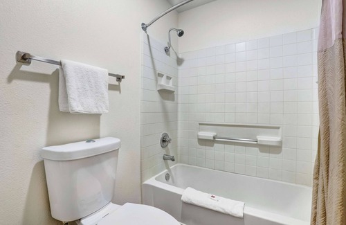 Cascade Hotel | Motel 6 Anderson, CA - Redding Airport