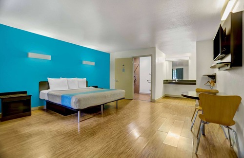 Cascade Hotel | Motel 6 Anderson, CA - Redding Airport