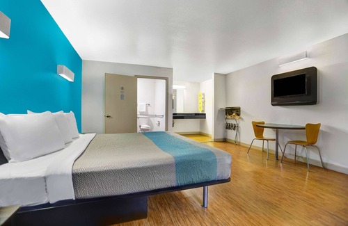 Cascade Hotel | Motel 6 Anderson, CA - Redding Airport