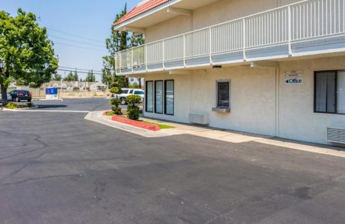 West Park Community Hotel | Motel 6 Bakersfield, CA - Convention Center