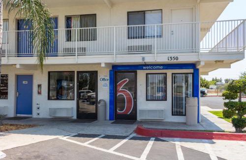 West Park Community Hotel | Motel 6 Bakersfield, CA - Convention Center