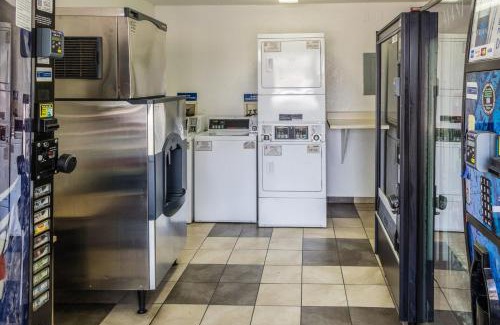 West Park Community Hotel | Motel 6 Bakersfield, CA - Convention Center