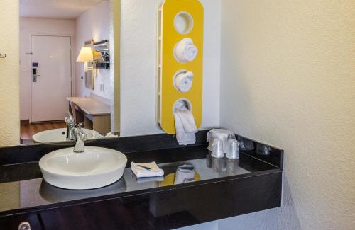West Park Community Hotel | Motel 6 Bakersfield, CA - Convention Center