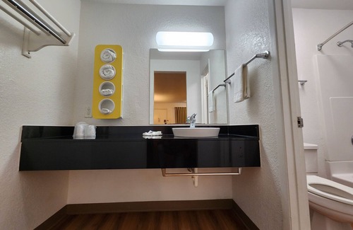 Mont Belvieu Hotel | Motel 6 Baytown, TX - Baytown East