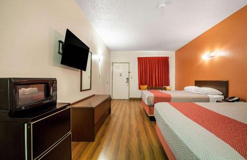 Covington Hotel | Motel 6-Covington, TN