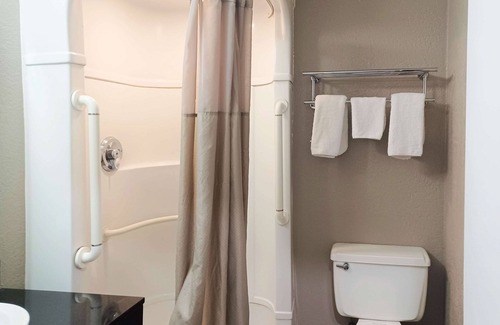 Raisin Hotel | Motel 6 Fresno, CA - Blackstone North