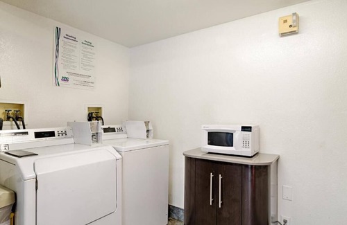 Maryland City Hotel | Motel 6 Laurel, DC - Washington Northeast