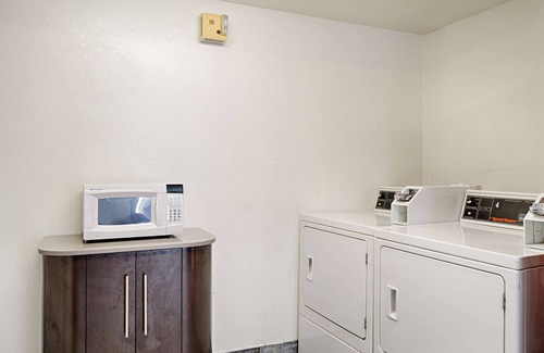 Maryland City Hotel | Motel 6 Laurel, DC - Washington Northeast