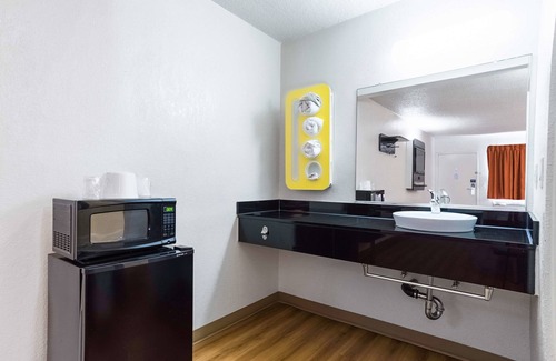 Harbor Hotel | Motel 6 Long Beach, CA - International City