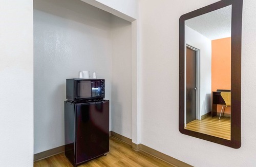Harbor Hotel | Motel 6 Long Beach, CA - International City