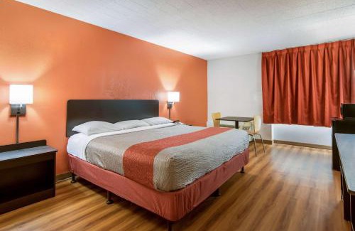 New Stanton Hotel | Motel 6-New Stanton, PA