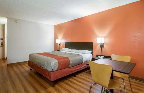 New Stanton Hotel | Motel 6-New Stanton, PA