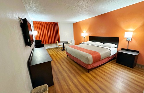New Stanton Hotel | Motel 6 New Stanton, PA