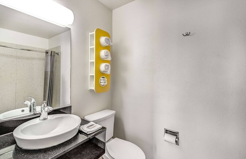 Visalia Hotel | Motel 6 Visalia, CA