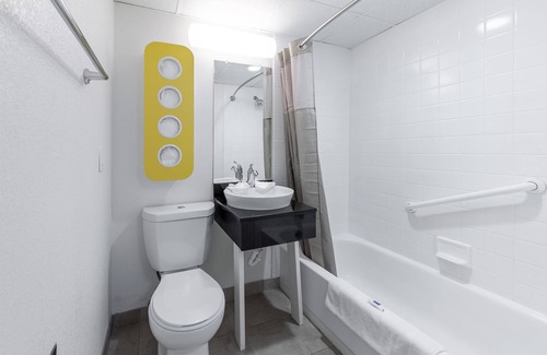 Warminster Hotel | Motel 6 Warminster, PA