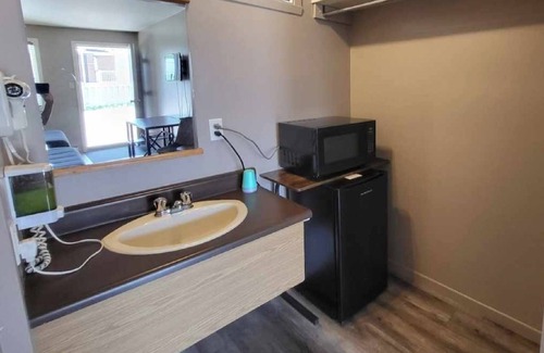 Saint-Pamphile Casa | Motel in St-Pamphile with private rooms with 1 to 2 queen beds.