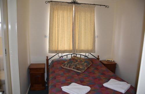 Mount Barker Hotel | Mount Barker Valley Views Motel & Chalets, Western Australia