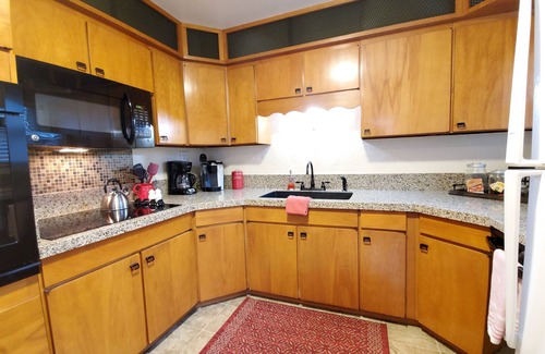 Dunsmuir Casa | Mountain Bungalow, tall pines, deck, in town.