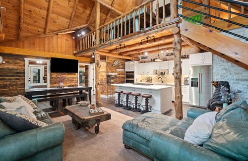 Tate Cabina | Mountain Cabin w/ Hot tub & Game Room